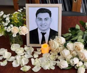 Este martes 1 de septiembre, estudiantes y docentes de la Carrera de Periodismo de la Universidad Nacional Autónoma de Honduras (UNAH) se reunieron para rendir homenaje a su compañero Christian Isaías Mendoza Pérez, fallecido el pasado domingo 30 de agosto en un accidente.