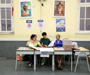 La situación conllevó a la extensión de la jornada electoral durante una hora más en todo el país.