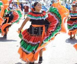 Este domingo 13 de septiembre, cientos de estudiantes de prebásica desfilan por las principales calles de San Pedro Sula, con la finalidad de celebrar los 205 años de independencia patria. A continuación las imágenes del colorido ambiente que se vive.