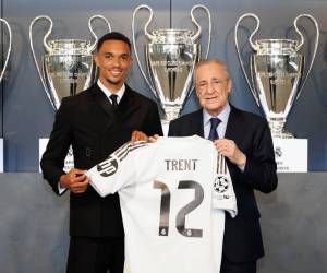 El futbolista posó junto al presidente Florentino Pérez.
