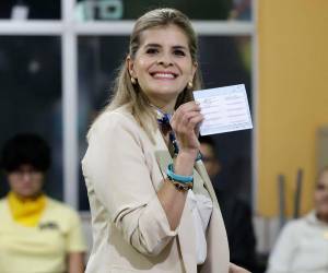 La candidata a la Presidencia de Costa Rica por el partido Pueblo Soberano, Laura Fernández, acude a un centro de votación durante las elecciones este domingo, en Cartago.