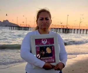 Tras casi siete años de búsqueda, la activista Ceci Flores, líder del colectivo Madres Buscadoras de Sonora, informó el hallazgo de restos óseos que, según su identificación preliminar, corresponderían a su hijo Marco Antonio Sauceda Rocha, desaparecido en 2019.