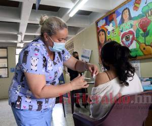 En los centros de salud del país se están aplicando las vacunas contra el covid-19 a la población infantil y adulta.