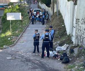 Autoridades realizaron el levantamiento de dos personas asesinadas a balazos, cuyos cuerpos fueron encontrados entre la maleza en la colonia 14 de Enero de Comayagüela.