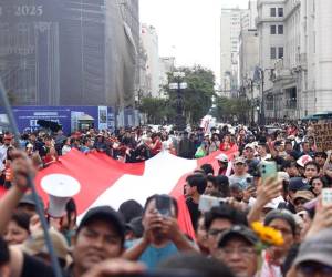 Cientos de personas salieron a las calles para protestar en contra de la toma de posesión de Keiko Fujimori, quien este martes fue investida como la nueva presidenta de Perú. Aquí más detalles.