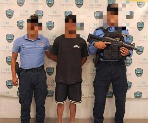 El acusado es un joven de 23 años de edad, quien cometía sus crímenes sexuales cuando la madre de su hijastra no estaba presente en casa.