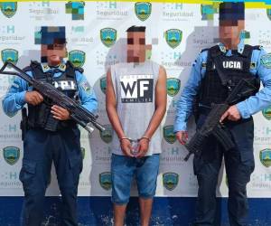 El detenido, Lito Joel Euceda Villalobos, al ser capturado por agentes policiales en una aldea de San Francisco de Coray.