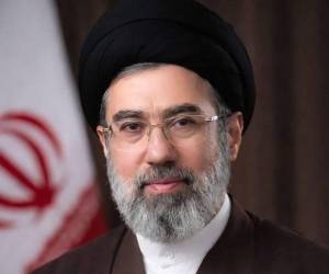 El clérigo de 56 años, que durante años mantuvo un perfil público bajo y operó desde la oficina de su padre en Teherán, es considerado cercano a la Guardia Revolucionaria de Irán.