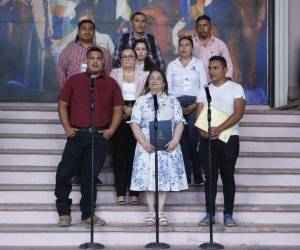 La ministra de Educación Arely Argueta y representantes de los maestros Proheco, dieron a conocer los acuerdos a los que llegaron y especialmente el incremento en el salario a partir del mes de mayo.