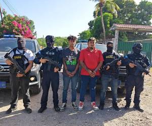 Nelson Eroy Cabrera Arriola de 29 años, alias La Guara y Darlyn Antonio Méndez Oseguera de 18 años, alias El Hijastro, fueron capturados por la Policía Nacional en Monjarás, Marcovia, Choluteca.