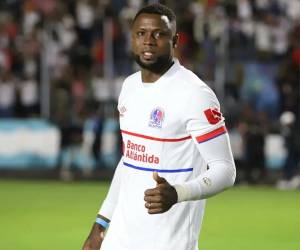Yustin Arboleda encajó una nueva copa vistiendo la camisa del Olimpia.