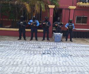 Agentes de diferentes unidades de la Policía Nacional (PN), custodian el fuerte decomiso de drogas.