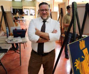 Realiza su trabajo bajo el precepto de reflejar los sentimientos humanos y siempre bajo el principio de “ser mejor... no importando la realidad o circunstancia que nos determine”.