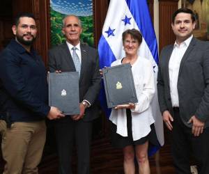 En la foto figuran, de izquierda a derecha: José Miguel Castillo, viceministro de Salud; Nasry Asfura, presidente de la República; Kay Weeden, directora ejecutiva de la Hackett Hemwall Patterson Foundation; y René Enmanuel Tábora López, presidente de la Asociación Hondureña de Nefrología.