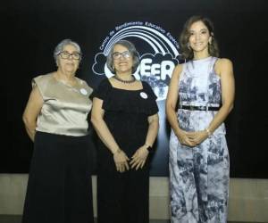 Ligia Castro junto a Ana Serrano y Carolina Vélez, integrantes de la junta directiva de CREER.