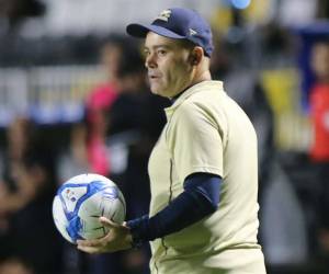 Javier López no salió nada contento luego de perder la Supercopa de Honduras.