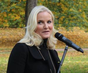 La princesa Mette-Marit de Noruega aseguró este viernes en una entrevista con la televisión pública NRK que fue manipulada y engañada por el pederasta convicto estadounidense Jeffrey Epstein, con quien mantuvo una relación de amistad, y dijo que no sabía nada de sus ataques sexuales.