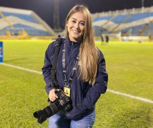 Karla López durante una cobertura en el estadio Francisco Morazán de San Pedro Sula.