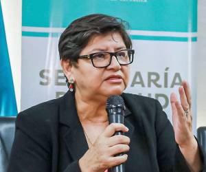 La secretaria de Salud, Carla Paredes, niega la revocación de su visa y defiende el ingreso de cubanos.