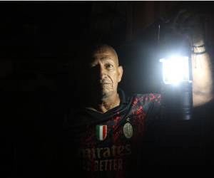 Don Julio Espinoza, un habitante de la capital de Honduras, se la ingenia para solucionar los problemas que generan los apagones provocados por la falta de energía.