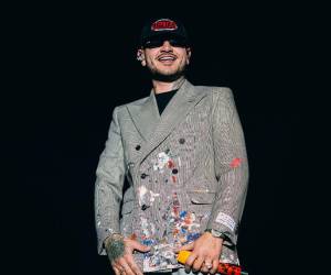 Juan David Loaiza Sepúlveda, Kapo para la industria, tiene 27 años y viene del Valle del Cauca. Descubierto y firmado por Industria Inc., es intérprete y autor de sus propias canciones, un detalle que en el urbano latino no siempre va de la mano y que ha marcado su sello desde el principio.