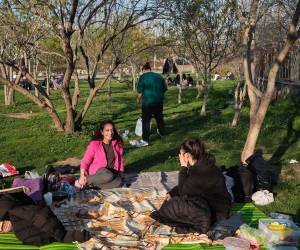 Un grupo de amigos celebran un picnic en el parque Pardisan de Teherán. Los pobladores buscan vivir con normalidad mientras otras zonas de Irán están devastadas por los ataques de Estados Unidos e Israel. Ese país mantiene una ofensiva y se niega a acabar con la guerra.
