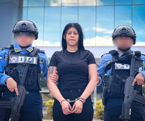 Estrella Elizabeth Jiménez Velásquez, custodiada por dos agentes femeninas de la Dirección Policial de Investigaciones (DPI).