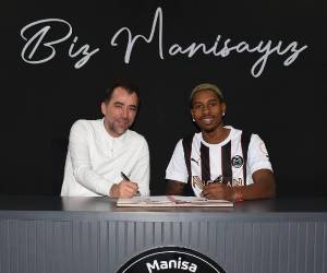 Momento en que Vargas estampa su firma con su nuevo club.