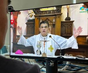 Un hombre ve la misa de monseñor Rolando Alvarez a través de Facebook en Matagalpa, Nicaragua, el 5 de agosto de 2022.