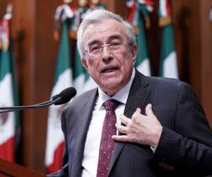 Según la acusación, los implicados habrían protegido operaciones del cartel, facilitando información sensible y permitido el transporte de drogas hacia Estados Unidos, a cambio de sobornos millonarios.