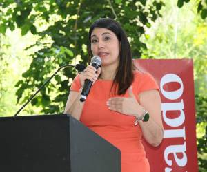 Vanessa Valladares, subgerente de Asuntos Corporativos de Walmart Honduras, reafirma el compromiso de de la empresa en el lanzamiento de la XII edición de Escuelas Amigables con el Ambiente.