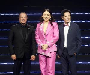 El presidente de la Organización Miss Universo, Raúl Rocha Cantú; Anne Jakrajutatip; y el director ejecutivo de Miss Grand International y presidente de Miss Universo Tailandia 2025, Nawat Itsaragrisil,