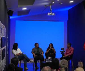 Samaí Torres, Dilcia Cortés, Daniela Lozano y Bayardo Blandino en el conversatorio de la muestra Realidades paralelas: Miradas desde el ocultamiento realizado en el CCET.