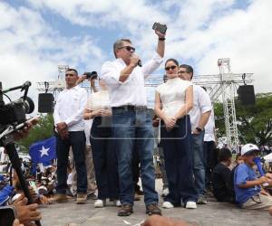 El exmandatario compartió su discurso junto a su familia, el abogado Renato Stabile y el cuerpo de seguridad que lo resguarda.