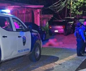 El cuerpo quedó tirado en una de las calles de la colonia Venezuela. La Policía Nacional llegó para custodiar la escena de muerte y levantar las primeras pesquisas.