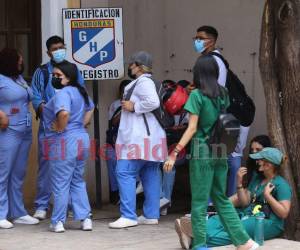 Entre los manifestantes hay estudiantes de medicina, enfermería, nutrición, fonoaudiología, radiotecnología, odontología, entre otras carreras.