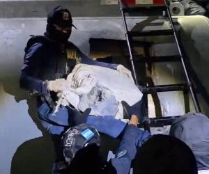 Los equipos de la Policía Nacional interceptaron la cisterna en El Progreso, Yoro donde incautaron 60 paquetes de droga y fueron capturadas tres personas.
