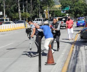 Como el Estado hace muy poco por proteger la labor de los periodistas, estos continuamente viven expuestos a los ataques de activistas, funcionarios, policías, militares y el crimen en general.