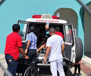 Una mujer embarazada y, de manera preliminar, varios menores de edad se encuentran entre las personas heridas en un accidente ocurrido este sábado en una carretera de Lempira.