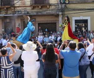 Decenas de capitalinos llegaron al centro de la capital para ver las Carreritas de San Juan.