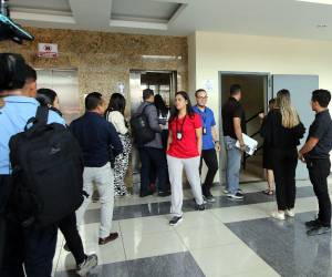 Un equipo de investigación, compuesto por la Dirección Policial de Investigaciones (DPI), Medicina Forense y el Ministerio Público (MP), realizaron indagaciones en la clínica dónde fue atendida.