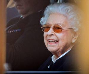 Desde la ventanilla bajada del vehículo, se la vio intercambiando algunas palabras y riéndose con un pequeño grupo de personas.