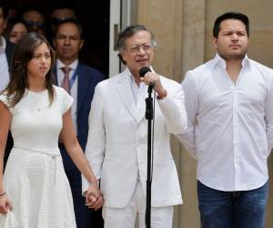 ¡Viva Colombia libre!, dijo Gustavo Petro, vestido de blanco y tomado de la mano de su hija menor, Antonella.