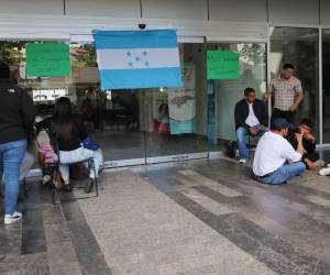 Los empleados del Instituto de la Propiedad (IP), en el Centro Cívico Gubernamental (CCG), en la capital, pusieron la bandera de Honduras en la puerta de entrada a las instalaciones del IP.