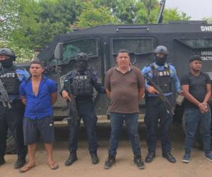 Los tres hombres fueron fuertemente custodiados por elementos policiales. Yorlin Figueroa, Denis Borjas, El Patrón (camisa café) y Darwin Murillo.