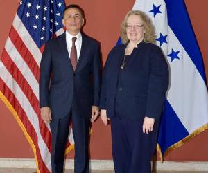 Enrique Rodríguez Burchard junto a la encargada de negocios en Honduras, quien dirige la Embajada desde junio de 2025.