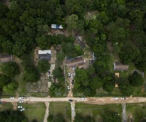Policías en Texas buscaban este sábado a un mexicano sospechoso de matar a tiros a cinco hondureños, incluido un niño de ocho años, en una casa cerca de Houston, en el último tiroteo masivo en Estados Unidos, que lamentablemente abarca a una familia hondureña. En las últimas horas no se ha logrado dar con el asesino y mientras Cancillería exige justicia para los compatriotas el gobierno estadounidense ya estaría al tanto de la tragedia. A continuación lo que sabe del caso.