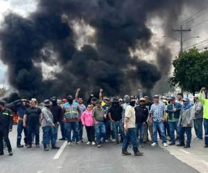 En la capital se han registrado varias protestas con tomas de calles para exigir pagos.