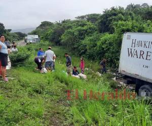 El conductor finalmente fue rescatado y trasladado para recibir atención médica tras resultar con lesiones.