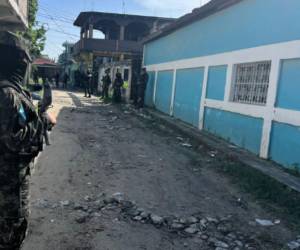 Autoridades se encuentran acordonando la escena del crimen.